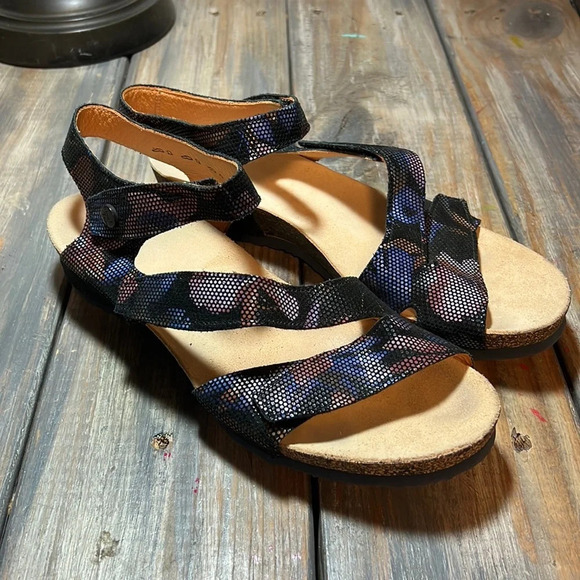 Think! Shoes - Think! DUMIA STRAP SANDAL. Size 11.5